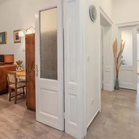 Center Secession Charm Near National Theatre Apartment