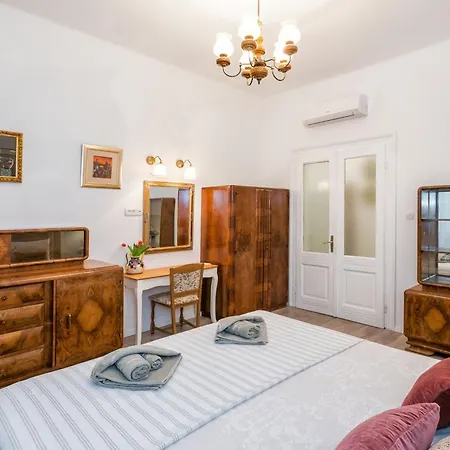 Center Secession Charm Near National Theatre * Split