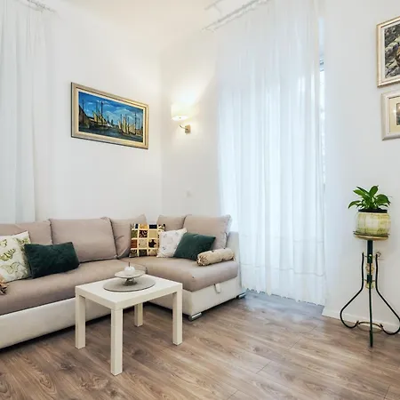 Center Secession Charm Near National Theatre Apartment *