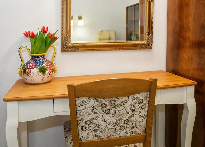 Center Secession Charm Near National Theatre *