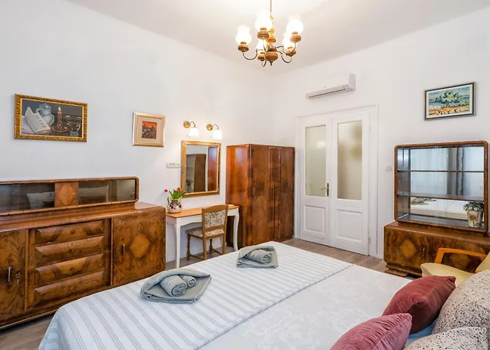 Center Secession Charm Near National Theatre * スプリト