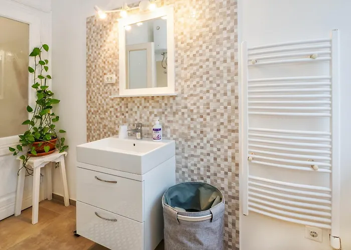 Center Secession Charm Near National Theatre スプリト