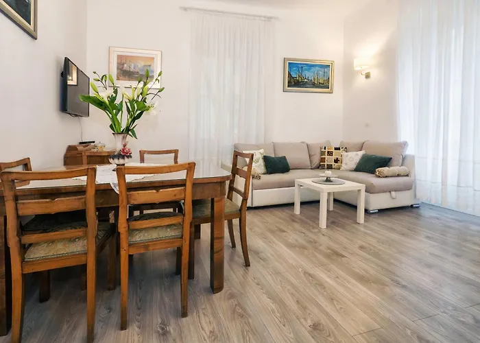 Center Secession Charm Near National Theatre *