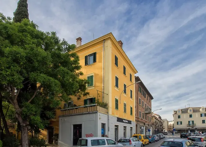 Center Secession Charm Near National Theatre